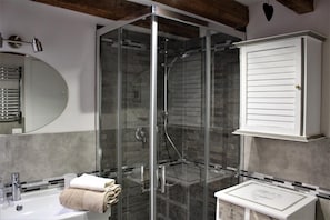 Shower, free toiletries, hair dryer, bathrobes - La Corte Segreta (Montepulciano)