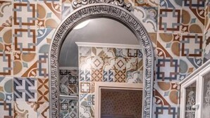 Deluxe Apartment | Bathroom