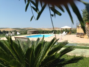 Seasonal outdoor pool, a rooftop pool - Agriturismo Il Vescovo (Andali)