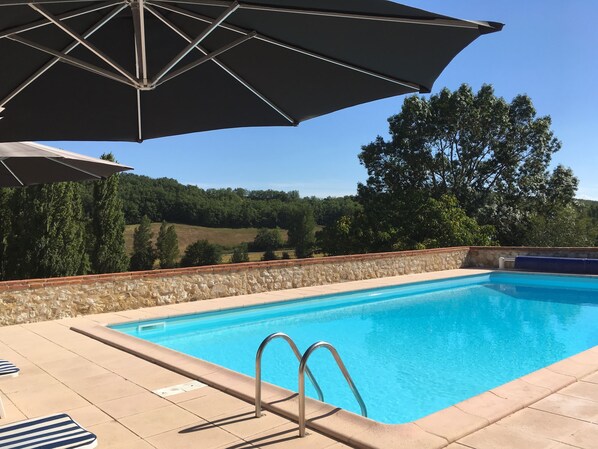 حمّام سباحة خارجي موسمي، مظلات على حمّام السباحة، مقاعد للتشمس