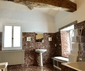 Premium Suite, 1 Bedroom, Garden View, Ground Floor | Bathroom | Separate tub and shower, deep soaking tub, free toiletries, hair dryer - Le Farat (Auvillar)
