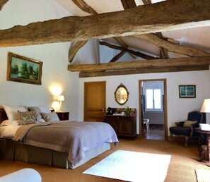 尊荣套房, 1 间卧室, 花园景观, 一层 | 1 多间卧室、埃及棉床单、高档床上用品、特色装修