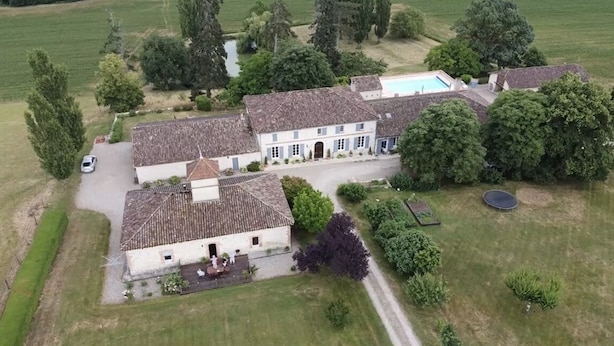 A large estate with multiple buildings, a swimming pool, and a tennis court. - Le Farat (Auvillar)