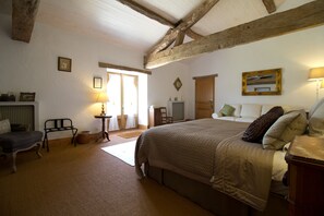 Premium Suite, 1 Bedroom, Garden View, Ground Floor | 1 bedroom, Egyptian cotton sheets, premium bedding - Le Farat (Auvillar)