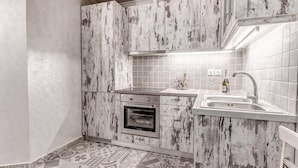 Apartemen Deluks | Dapur pribadi | Mesin pembuat kopi/teh, lemari es besar, microwave, dan oven