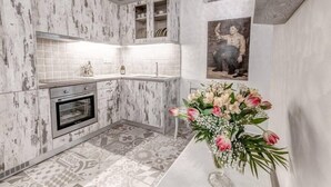 Apartemen Deluks | Dapur pribadi | Mesin pembuat kopi/teh, lemari es besar, microwave, dan oven