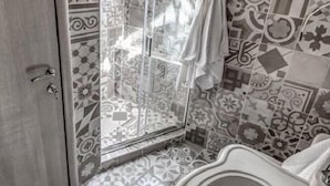 Apartemen Deluks | Kamar mandi | Shower, perlengkapan mandi gratis, pengering rambut, dan handuk