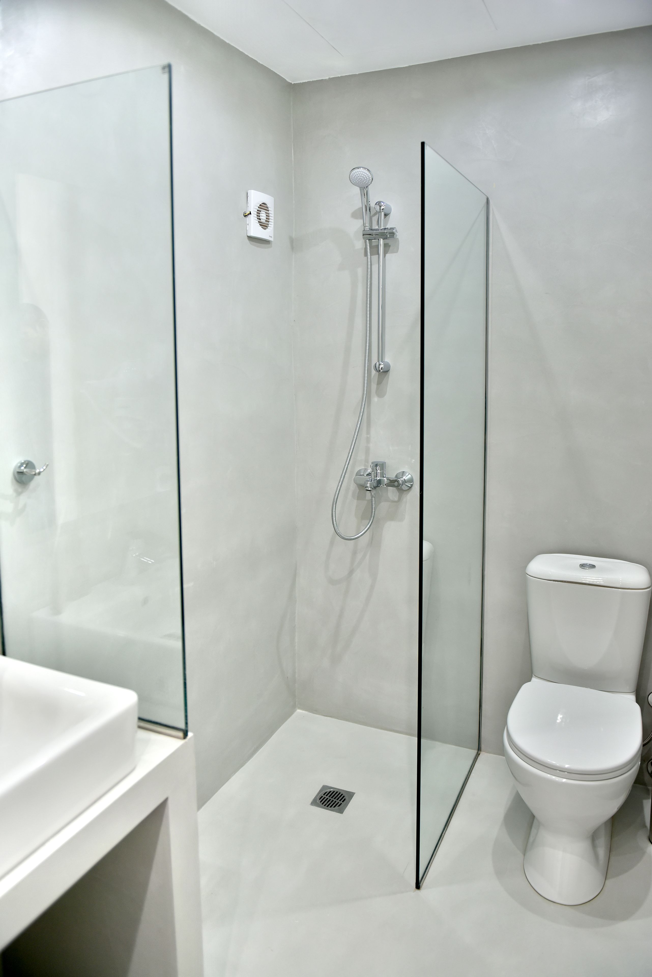 junior suite, sea view | bathroom | shower, free toiletries, hair dryer, towels