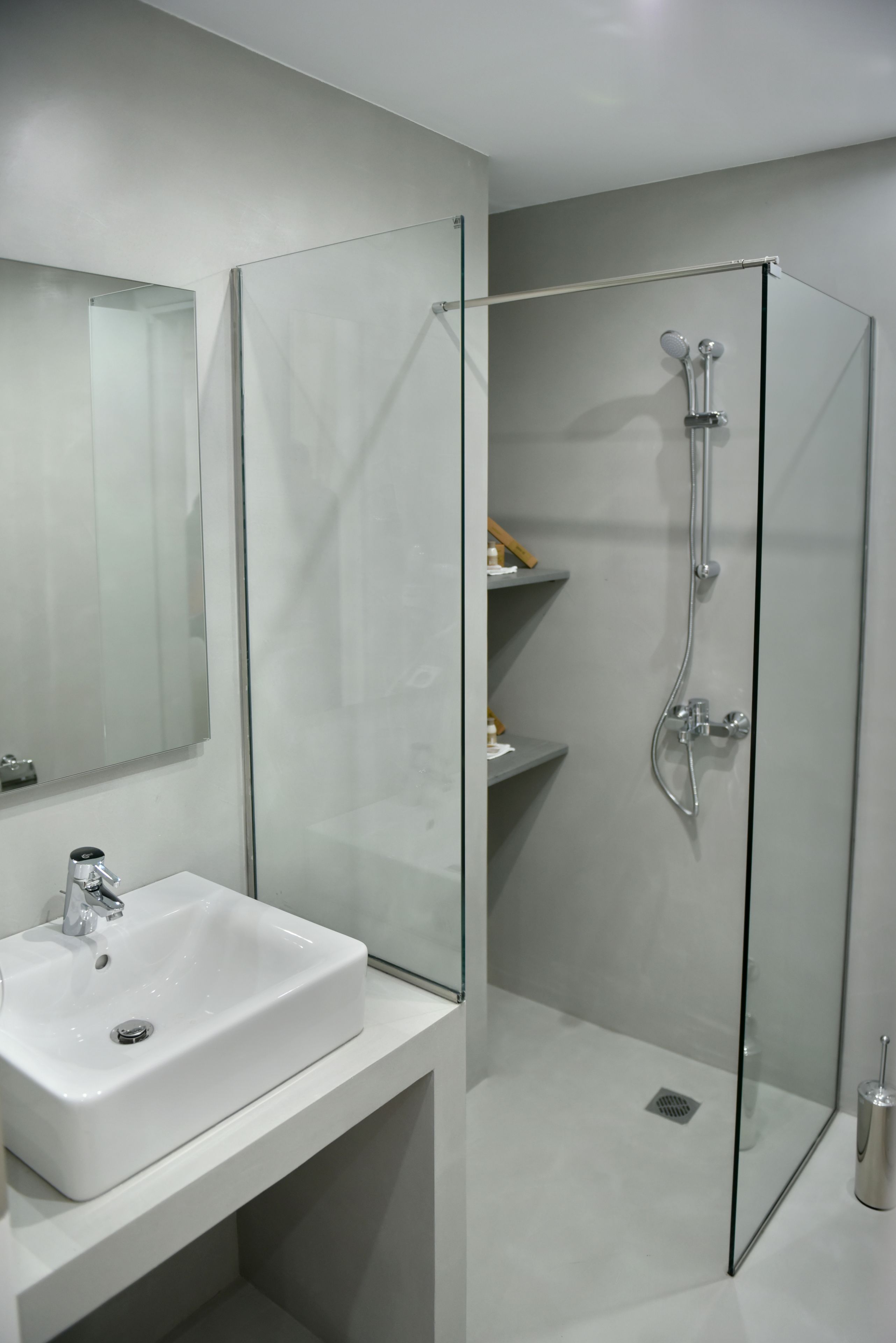 standard double room | bathroom | shower, free toiletries, hair dryer, towels