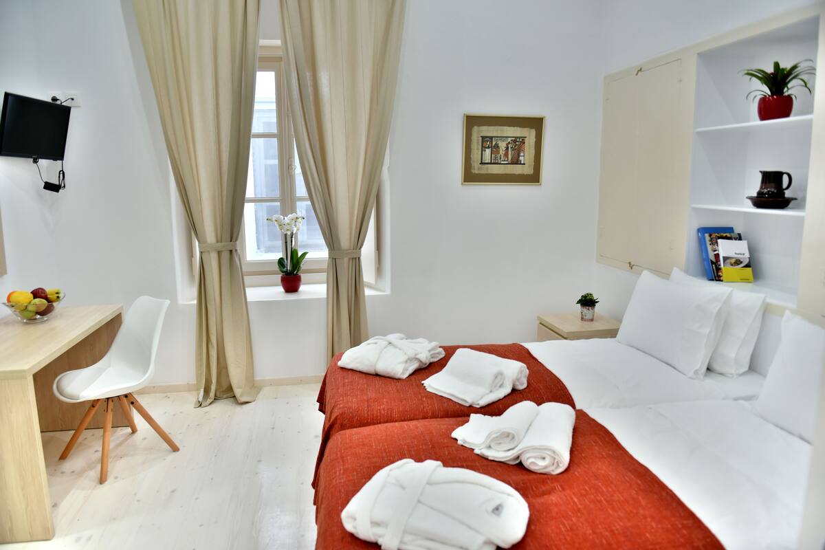 Quarto casal standard | Frigobar, escrivaninha, ferros/tábuas de passar roupa, Wi-Fi de cortesia