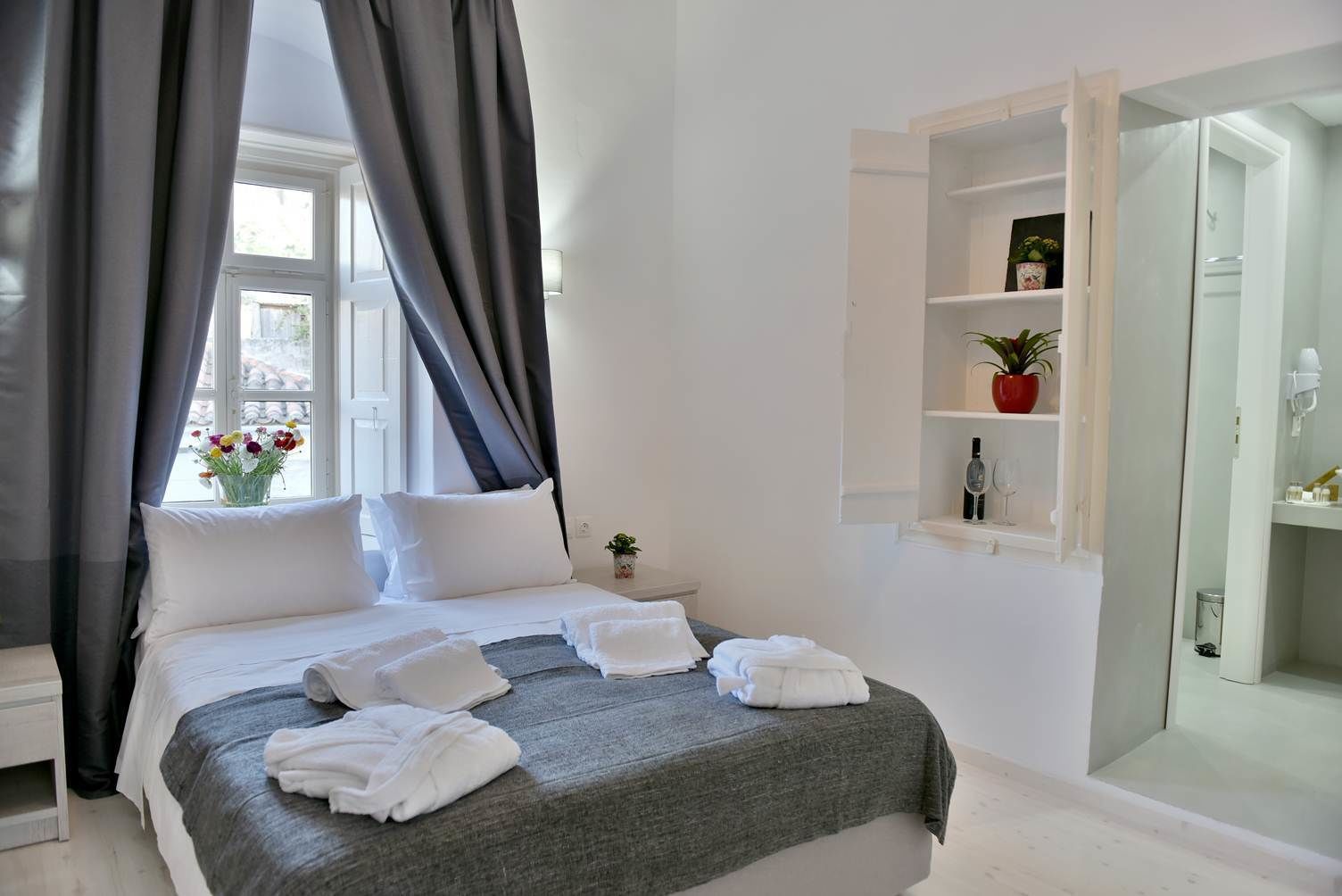 standard double room, mountain view | minibar, desk, iron/ironing board, free wifi