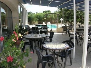 Dinner served - Hôtel les Mimosas (Lunel)
