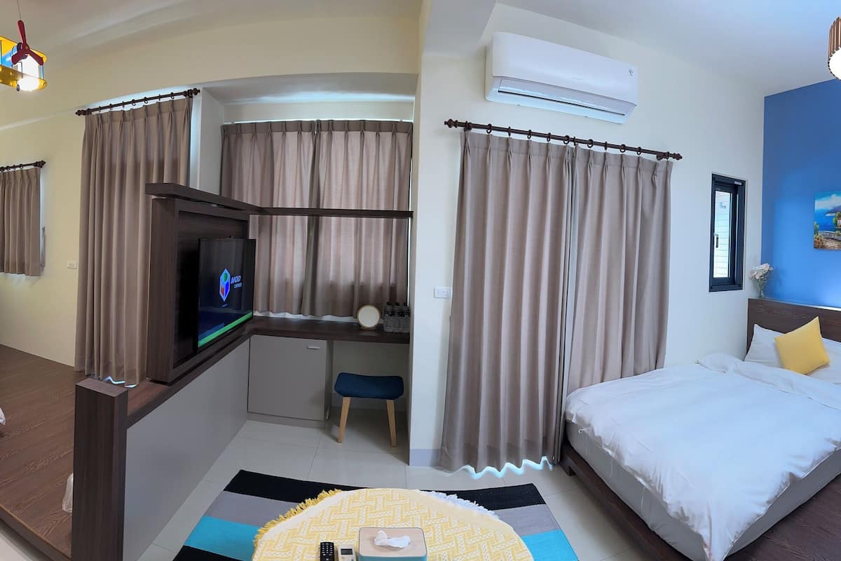 Family Room (6 people, cash only) | 1 bedroom, premium bedding, desk, rollaway beds
