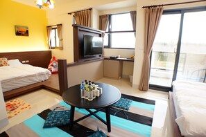 Family Room (6 people, cash only) | 1 bedroom, premium bedding, desk, rollaway beds - Warm B&B (Baisha)