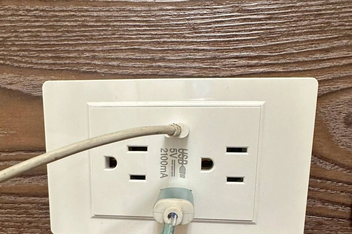 1 bedroom, premium bedding, desk, rollaway beds