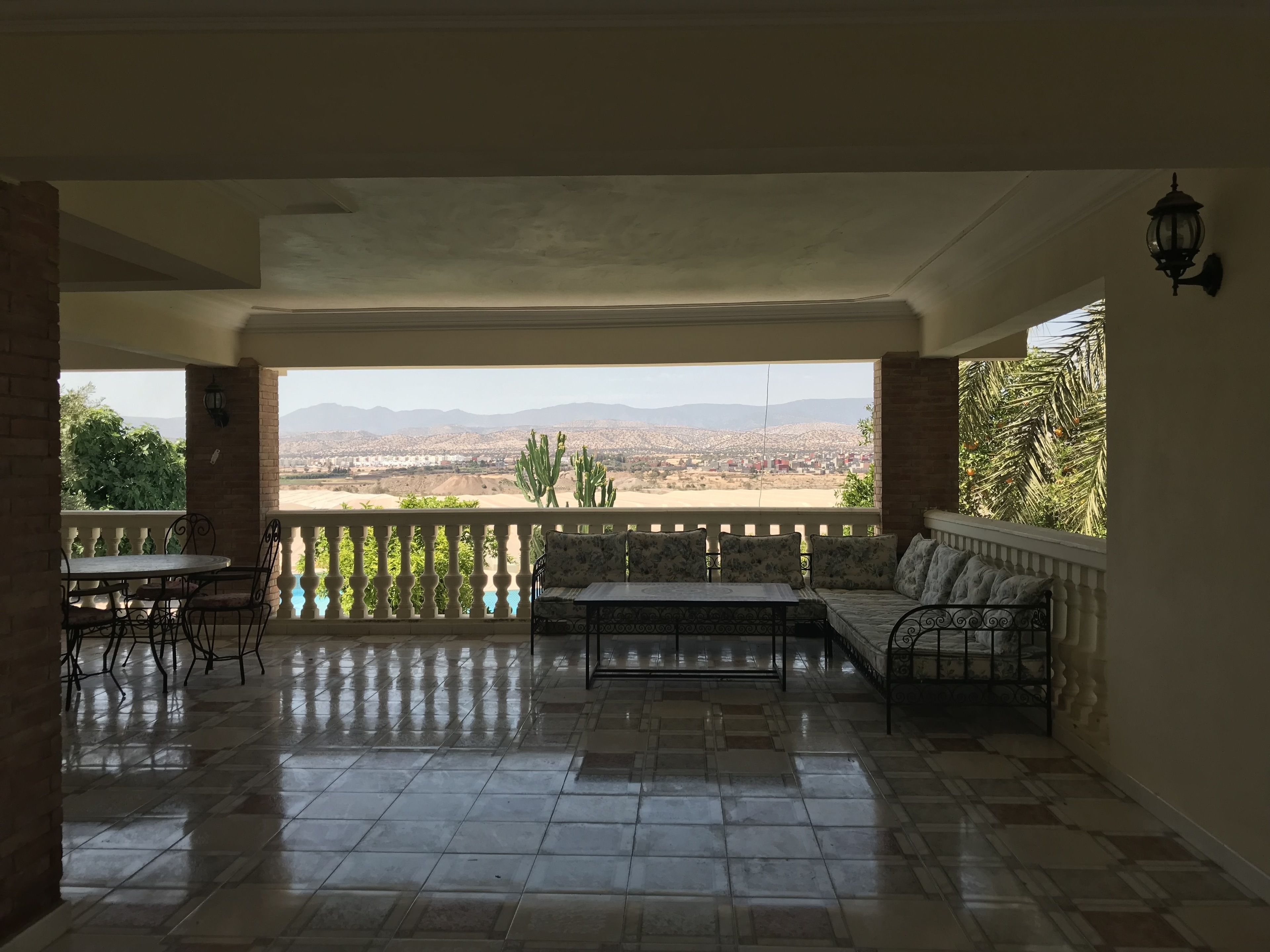 Biệt thự tiện nghi đơn giản, hồ bơi riêng | Hiên