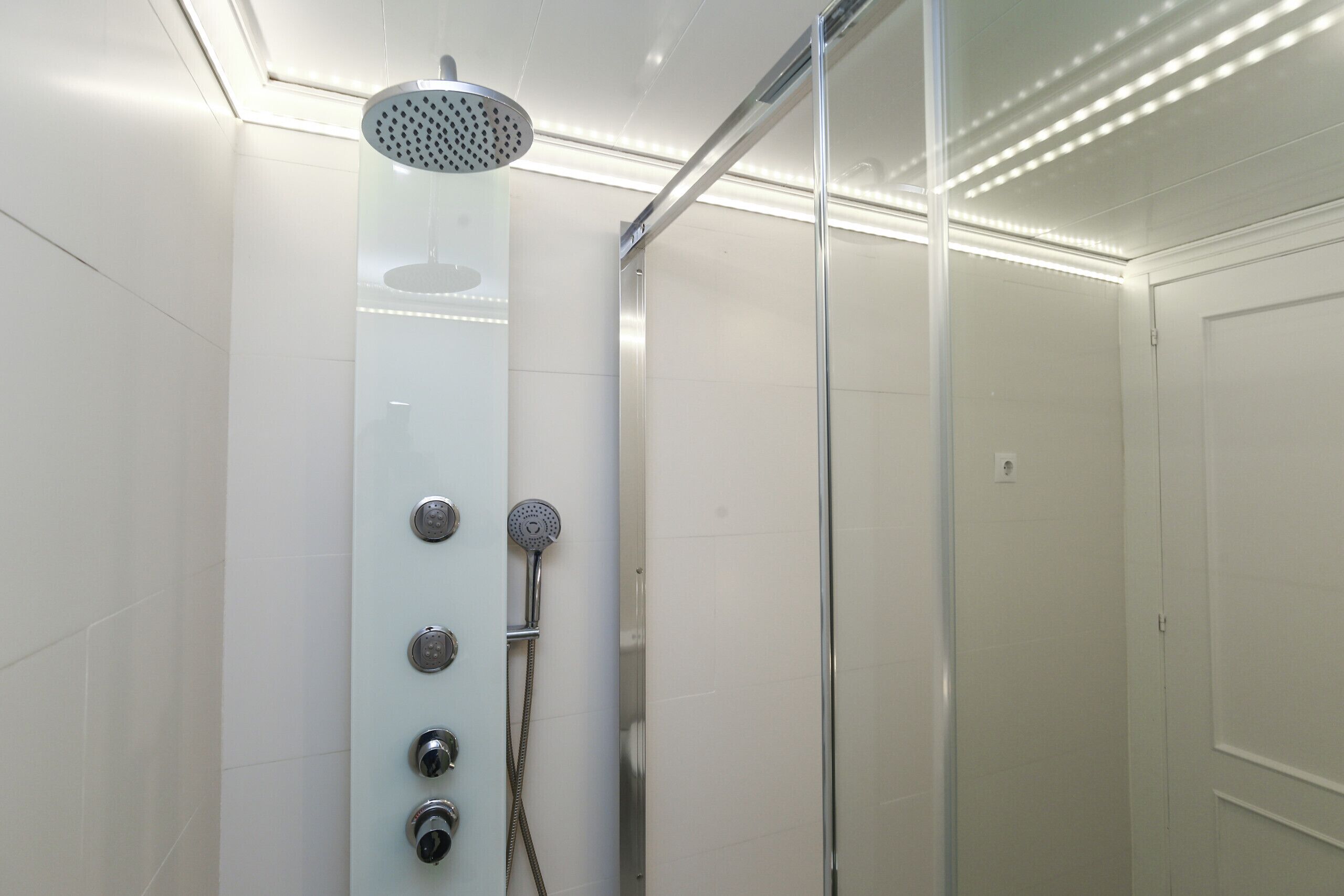 Bathtub, towels