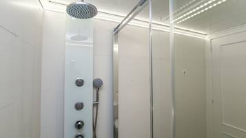 Bathtub, towels