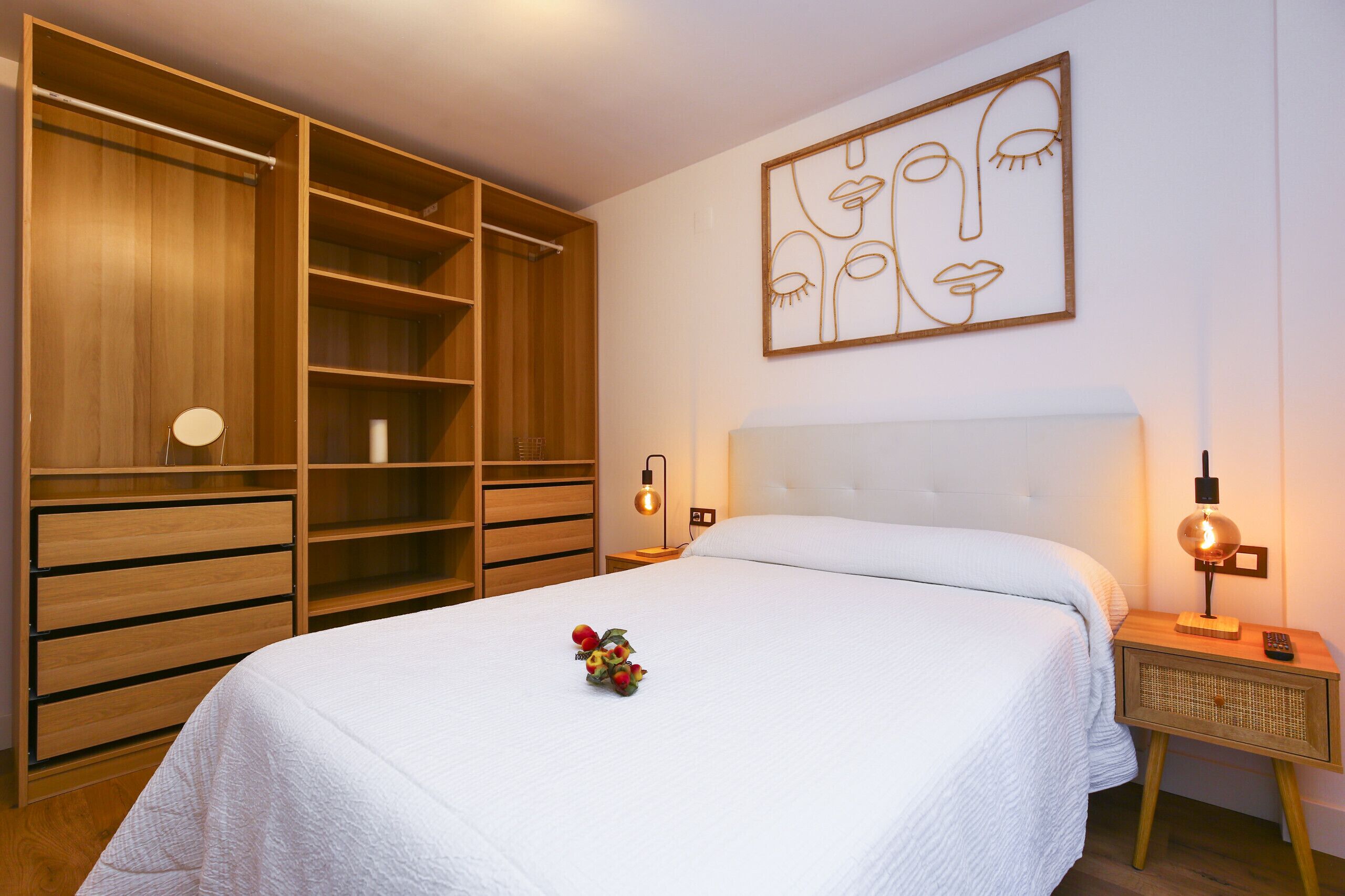 3 slaapkamers, een strijkplank/strijkijzer, gratis wifi, beddengoed