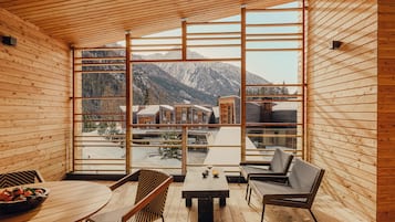 1 bedroom, hypo-allergenic bedding, minibar, in-room safe