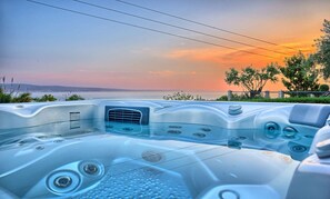Outdoor spa tub - Villa Del Mare - with nine bedrooms, pool, jacuzzi, sauna, playground by MyWaycation (Jesenice)