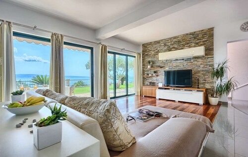 Villa Del Mare - with nine bedrooms, pool, jacuzzi, sauna, playground by MyWaycation