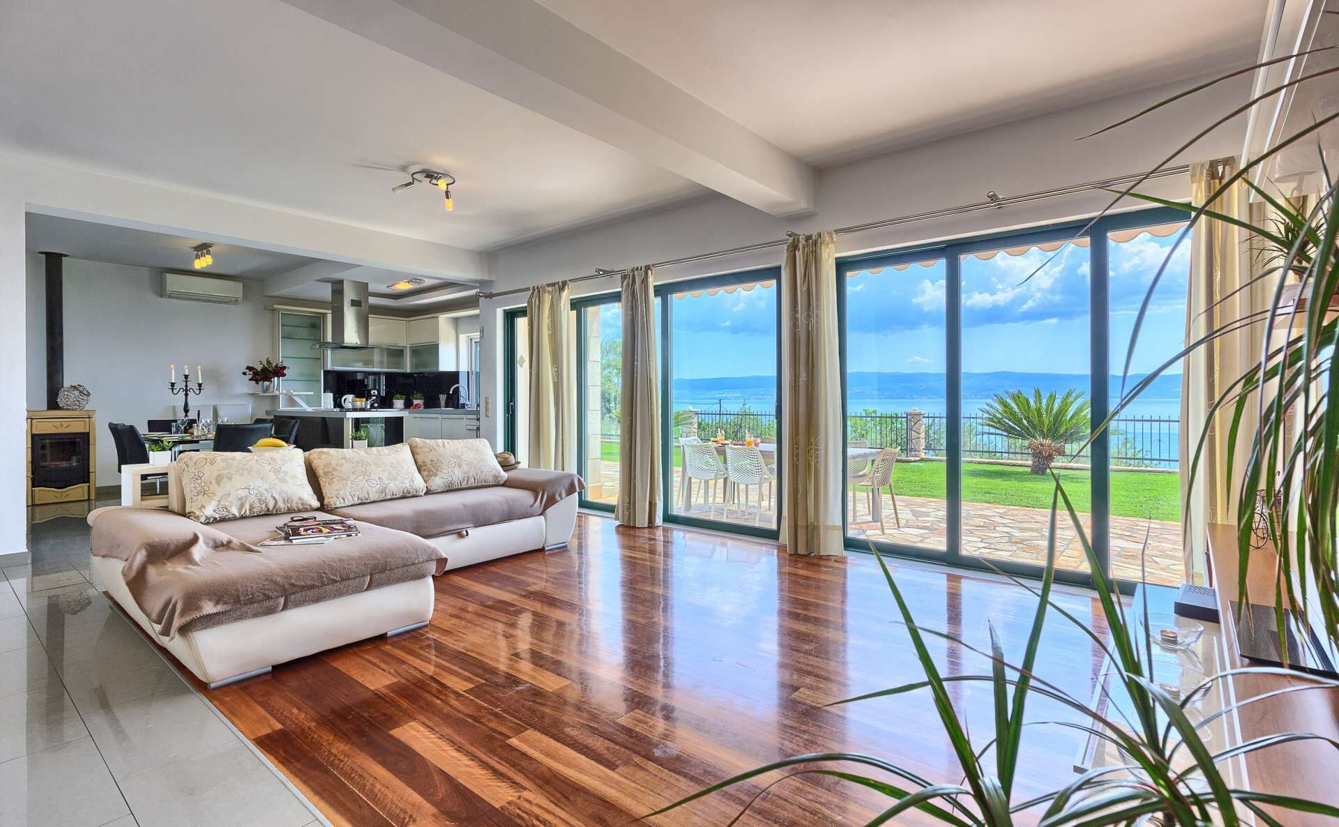 TV, mesa de pingue-pongue