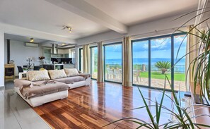 TV, mesa de pingue-pongue