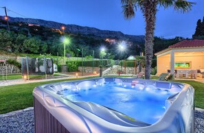 Outdoor spa tub - Villa Del Mare - with nine bedrooms, pool, jacuzzi, sauna, playground by MyWaycation (Jesenice)