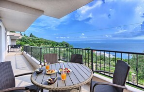 Outdoor dining - Villa Del Mare - with nine bedrooms, pool, jacuzzi, sauna, playground by MyWaycation (Jesenice)