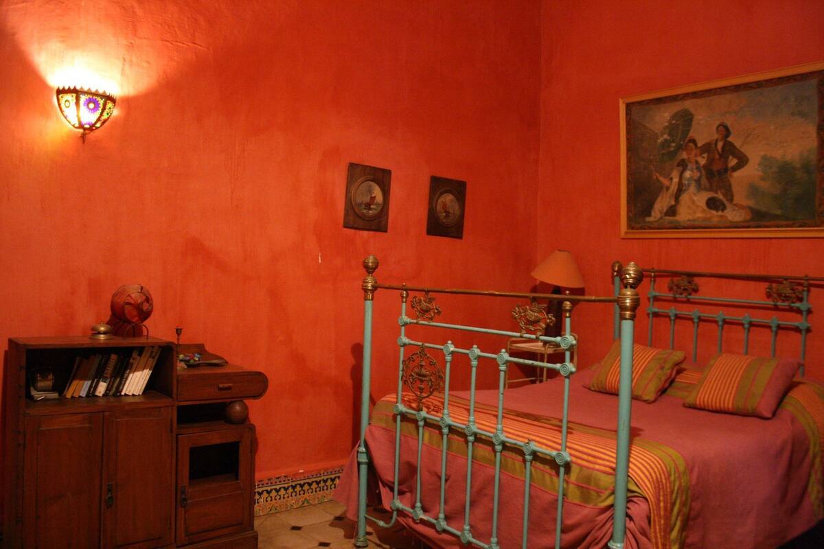 Double Room | Desk, iron/ironing board, free cribs/infant beds, rollaway beds