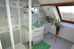 Douche, douche à « effet pluie », articles de toilette gratuits