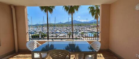 تناول الطعام بالخارج