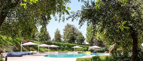 Piscina stagionale all'aperto, ombrelloni da piscina, lettini