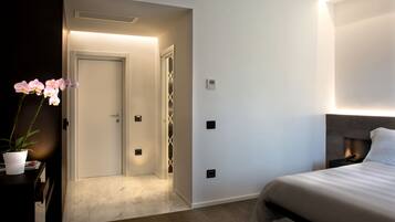 Deluxe-Zimmer, 1 Schlafzimmer, Bergblick, Turm (Vesuvius view) | Hochwertige Bettwaren, Minibar, Zimmersafe, individuell eingerichtet
