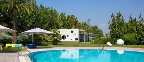 Piscine extérieure (ouverte en saison), parasols de plage