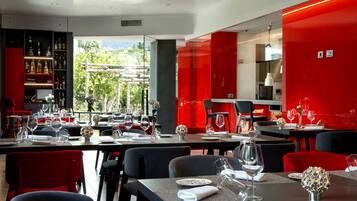 Daily continental breakfast (EUR 20 per person)