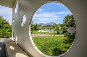 Piscina stagionale all'aperto, ombrelloni da piscina, lettini