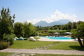 Piscina externa sazonal, funciona das 10h às 18h30, guarda-sóis