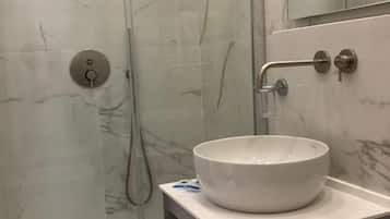 Quarto solteiro | Banheiro | Chuveiro, secador de cabelo, bidê, toalhas de banho