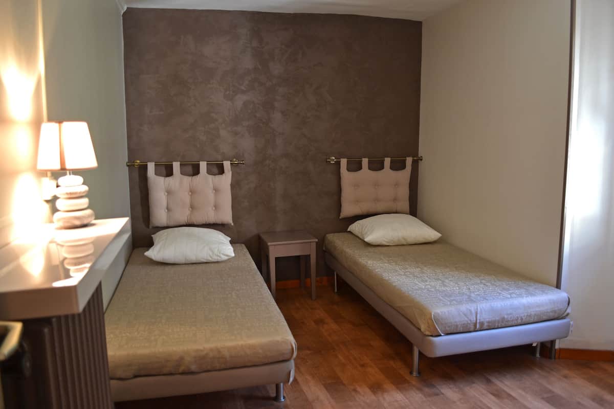 Standaard Twin kamer, gedeelde badkamer, uitzicht op tuin (Col du télégraphe) | 1 slaapkamer, individueel gedecoreerd, individueel gemeubileerd