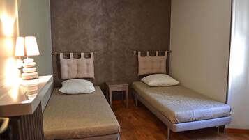 Chambre Standard avec lits jumeaux, salle de bains commune, vue jardin (Col du télégraphe) | 1 chambre, décoration personnalisée, ameublement personnalisé