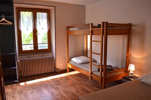 Chambre, salle de bains commune, vue jardin (Chambre de 6 personnes)