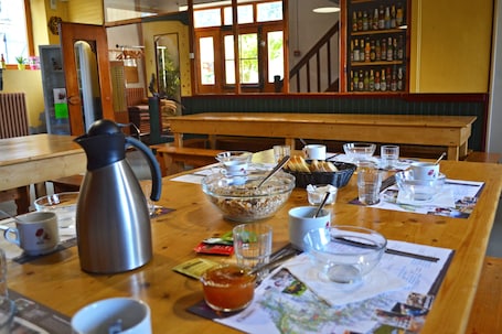 Desayuno buffet diario (EUR 10 por persona). La Marmotte de la Meije