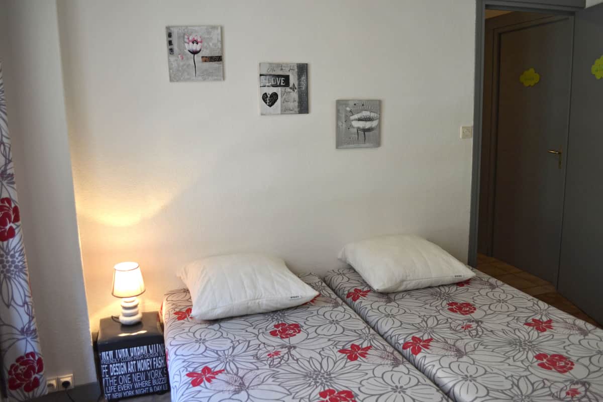스탠다드룸, 공용 욕실, 정원 전망 (Chambre de 4 personnes) | 무료 WiFi, 각각   다른 스타일의 인테리어, 각각 다르게 가구 비치