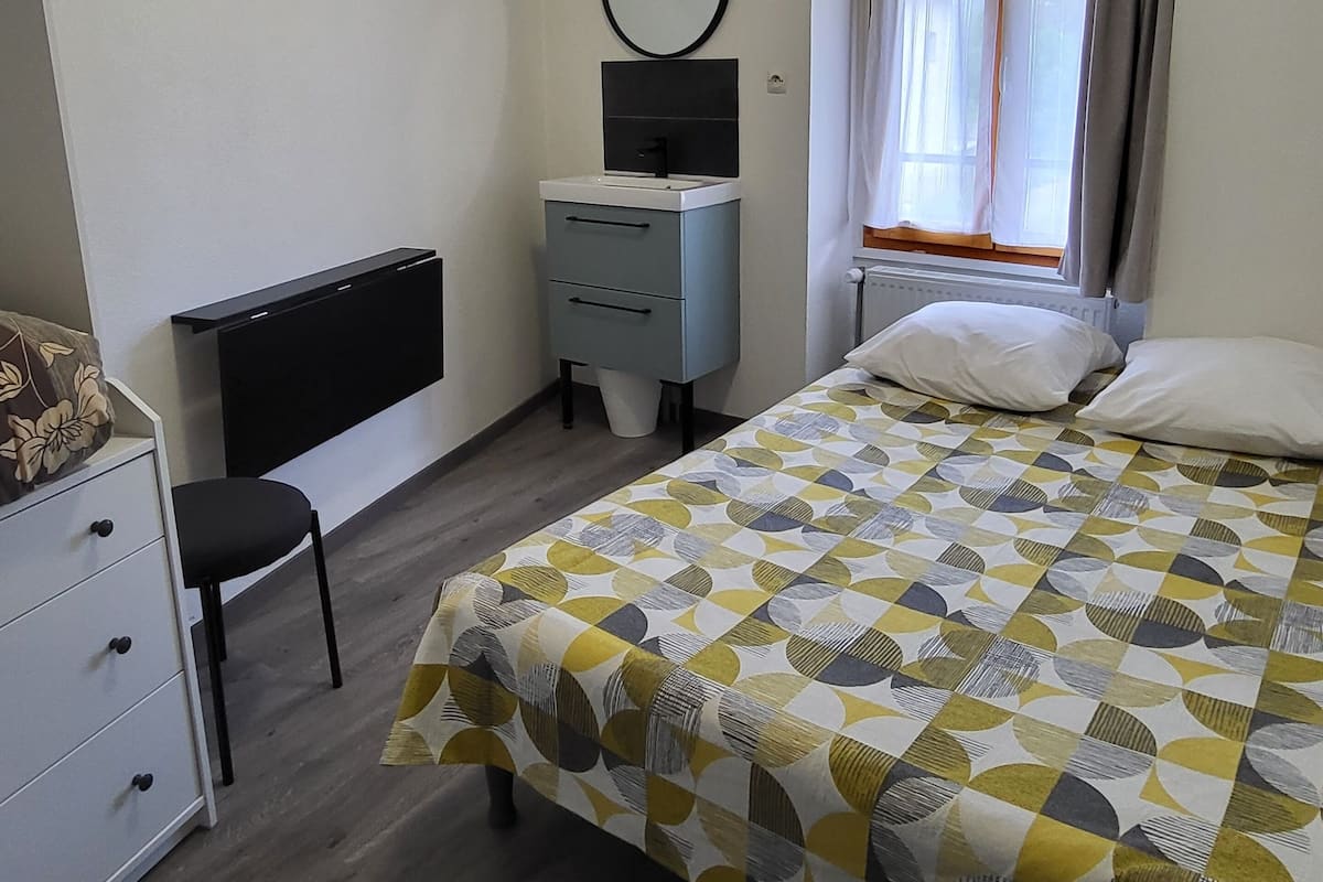스탠다드 더블룸, 공용 욕실, 산 전망 (Chambre Alpe d'huez) | 무료 WiFi, 각각 다른 스타일의 인테리어, 각각 다르게 가구 비치