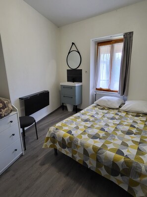 Standard-Doppelzimmer, Gemeinschaftsbad, Bergblick (Chambre Alpe d'huez) | Individuell dekoriert, individuell eingerichtet, kostenloses WLAN