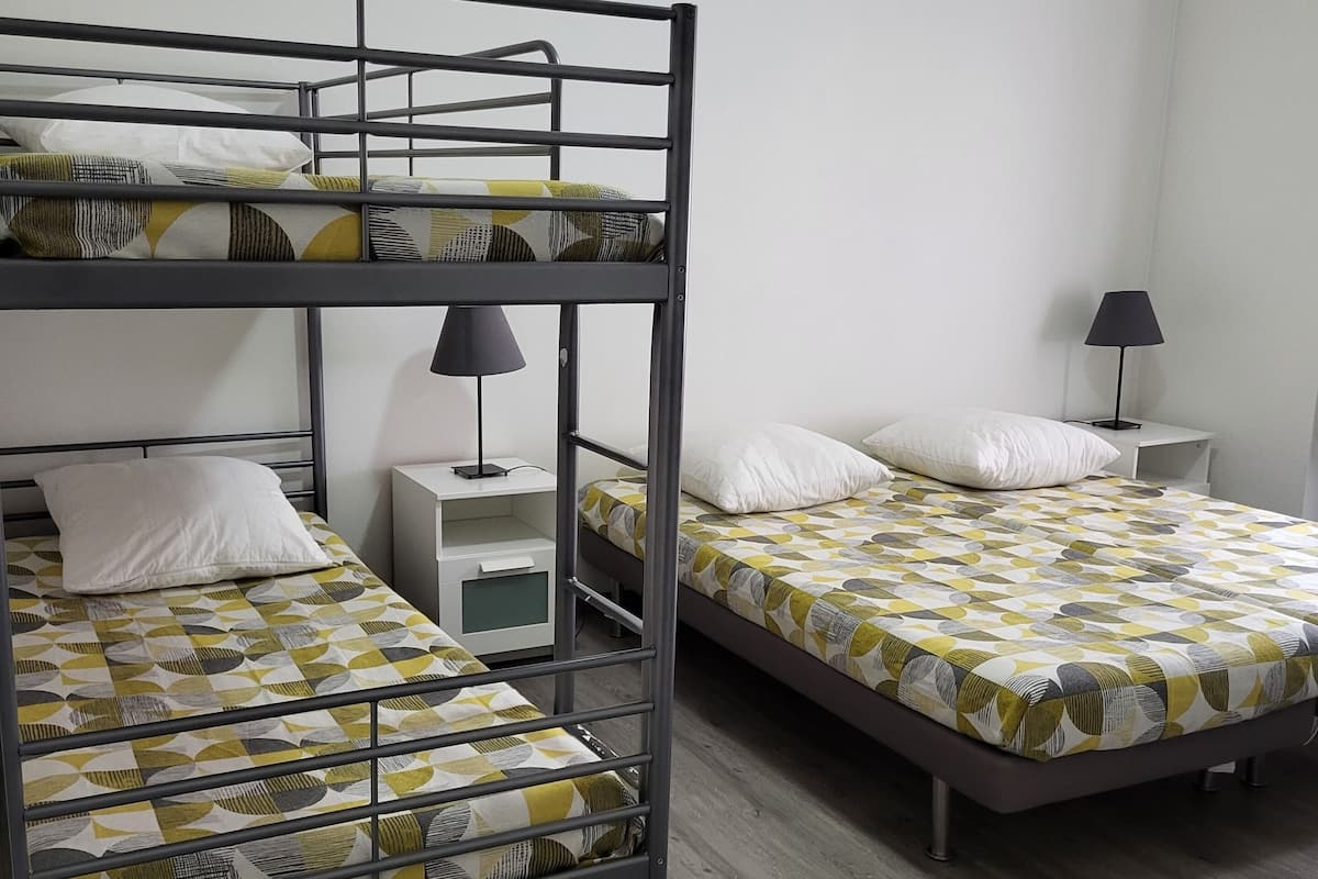 베이직룸, 공용 욕실, 정원 전망 (Chambre de 6 personnes) | 무료 WiFi, 각각 다른 스타일의 인테리어, 각각 다르게 가구 비치