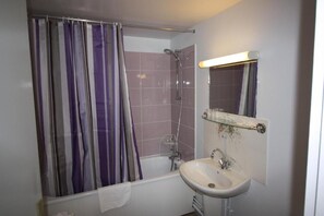 Free toiletries, hair dryer, towels - Hotel Restaurant Les Deux Sapins (Cailly-sur-Eure)