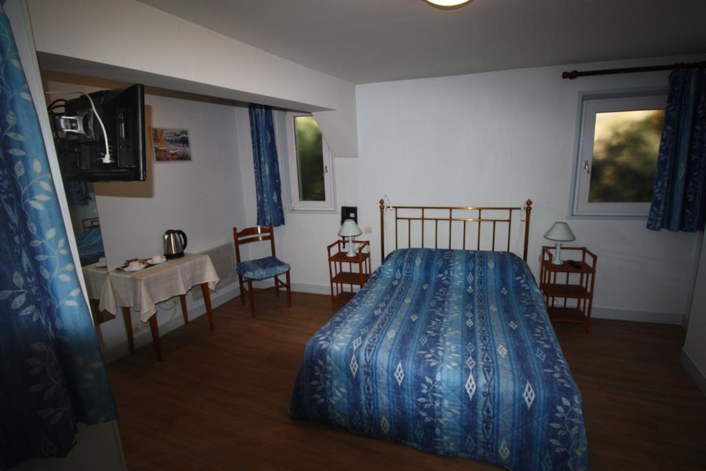 triple room | individually decorated, individually furnished, desk, blackout curtains